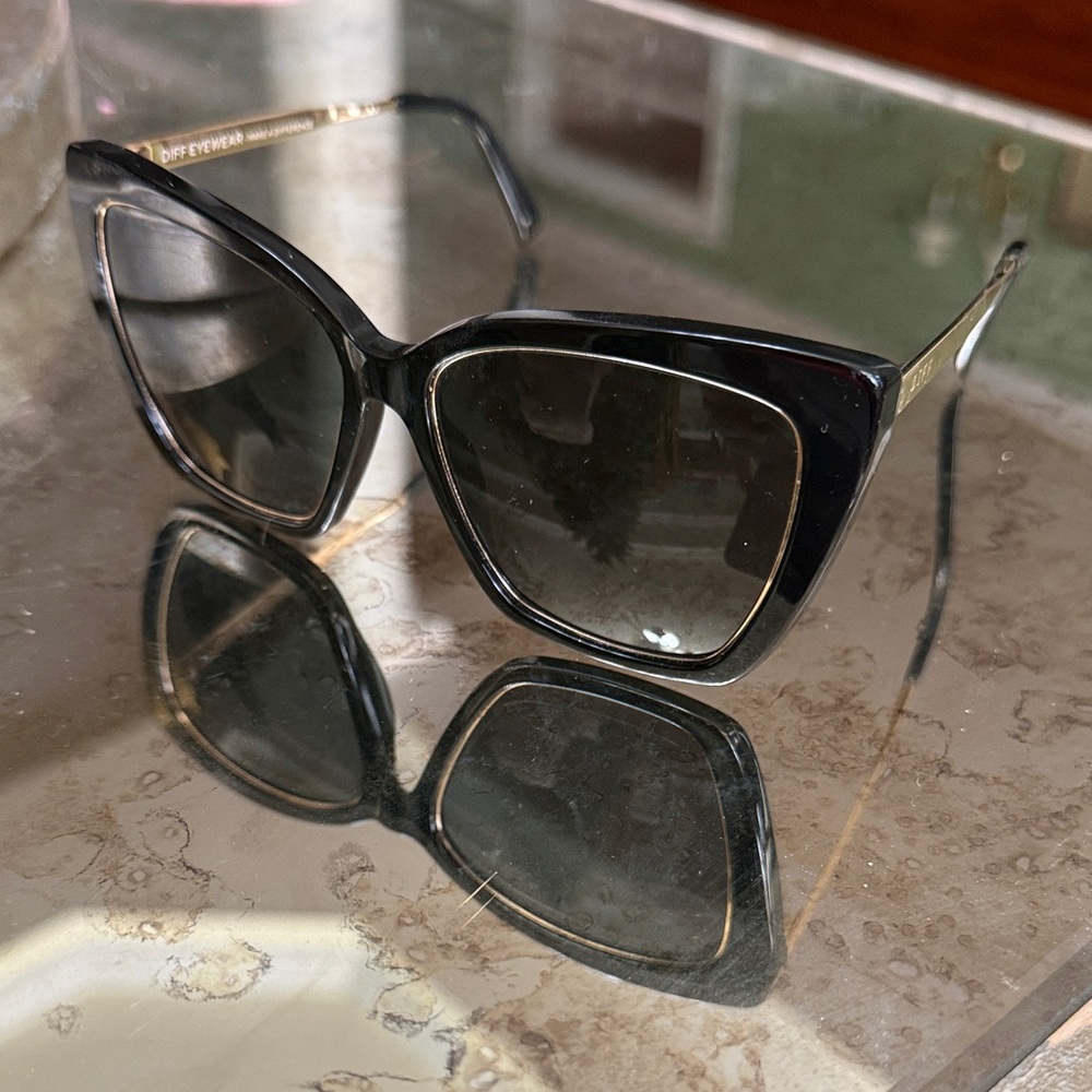 Diff Eyewear Cat-Eye Sunglasses in Black and Gold polarized Becky-IV polarizes